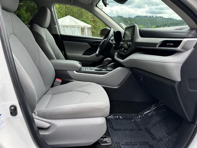 Photo of 2022 Wind Chill Pearl Toyota Highlander