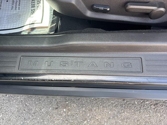 Photo of 2005 Black Ford Mustang