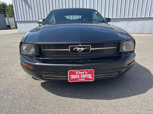 Photo of 2005 Black Ford Mustang