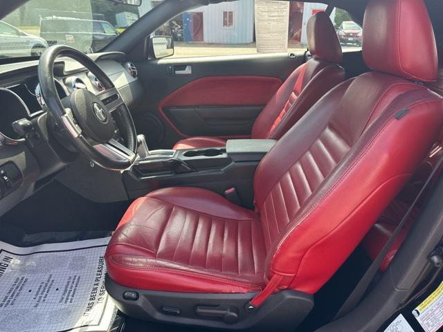 Photo of 2005 Black Ford Mustang