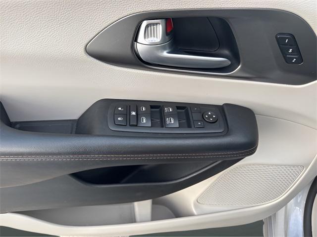 Photo of 2020 Billet Silver Metallic Clearcoat Chrysler Pacifica