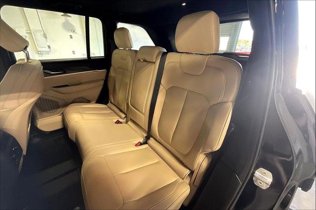 Photo of 2025 Diamond Black Crystal Pearlcoat Jeep Grand Cherokee