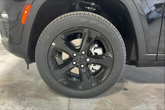 Photo of 2025 Diamond Black Crystal Pearlcoat Jeep Grand Cherokee