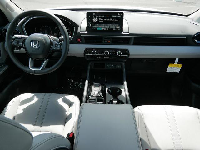 Photo of 2025 Platinum White Honda Pilot