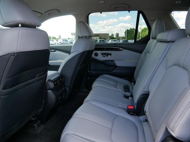 Photo of 2025 Platinum White Honda Pilot