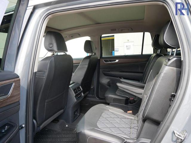 Photo of 2025 Pure Gray Volkswagen Atlas