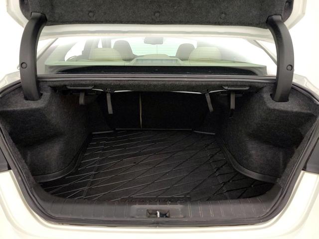 Photo of 2021 White Nissan Maxima