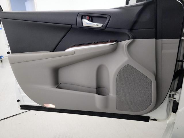 Photo of 2014 White Toyota Camry