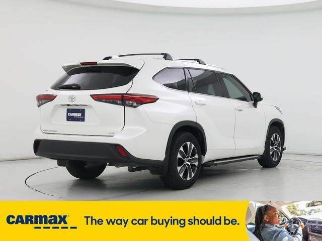 Photo of 2021 White Toyota Highlander