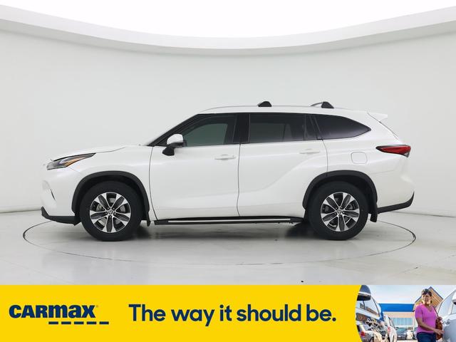 Photo of 2021 White Toyota Highlander