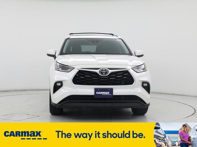 Photo of 2021 White Toyota Highlander