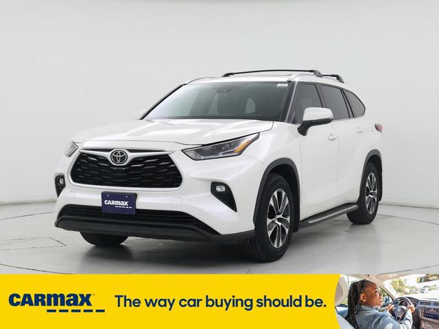 Photo of 2021 White Toyota Highlander