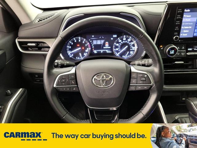 Photo of 2021 White Toyota Highlander