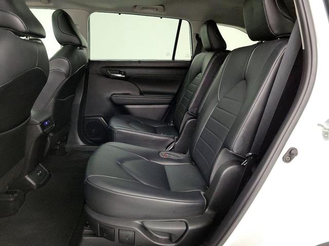 Photo of 2021 White Toyota Highlander