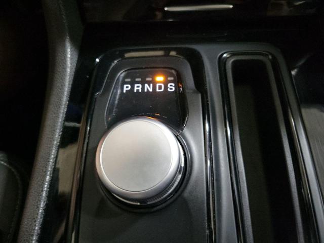 Photo of 2021 White Chrysler 300