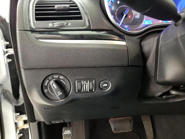 Photo of 2021 White Chrysler 300