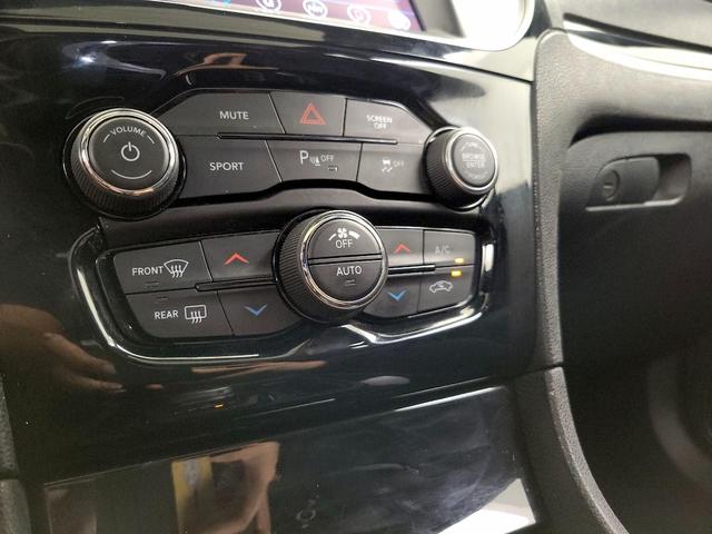 Photo of 2021 White Chrysler 300