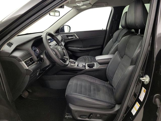 Photo of 2022 Black Mitsubishi Outlander