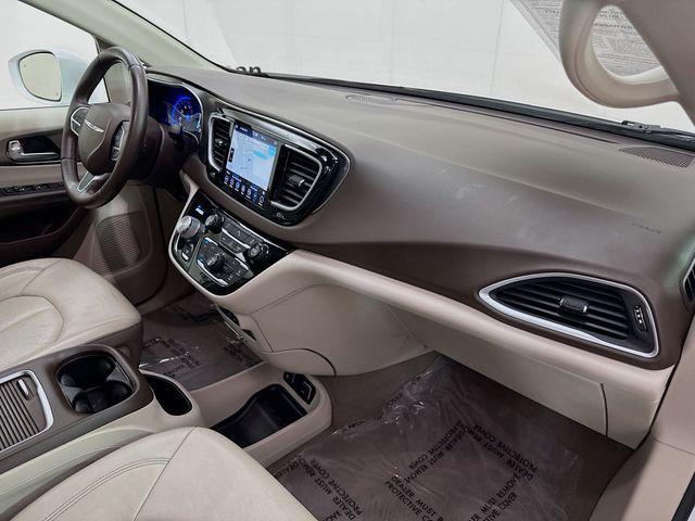 Photo of 2018 Bright White Clearcoat Chrysler Pacifica