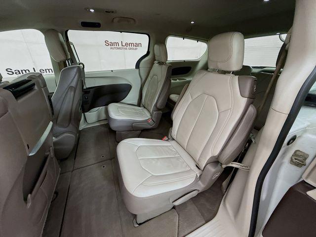 Photo of 2018 Bright White Clearcoat Chrysler Pacifica