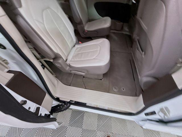 Photo of 2018 Bright White Clearcoat Chrysler Pacifica