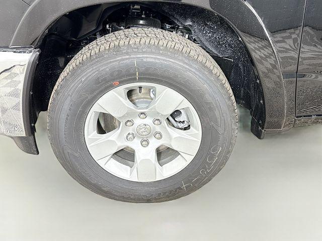Photo of 2025 Diamond Black Crystal Pearlcoat RAM 1500