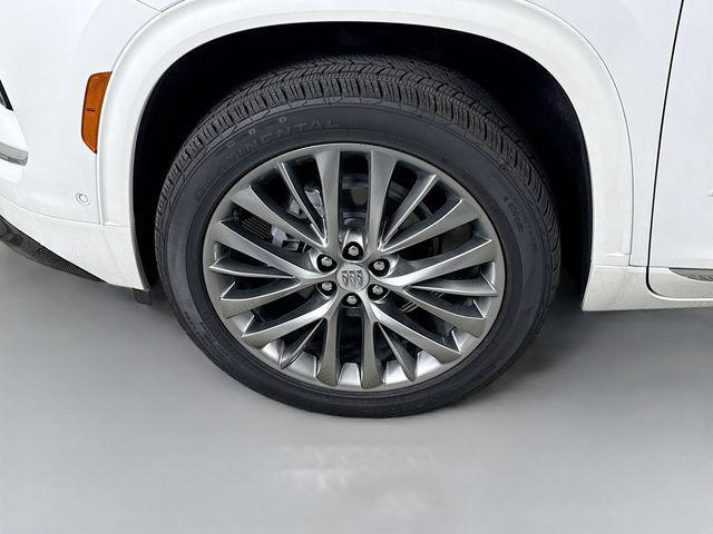 Photo of 2025 White Frost Tricoat Buick Enclave