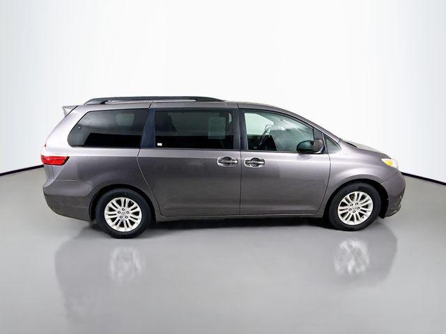 Photo of 2015 Gray Toyota Sienna