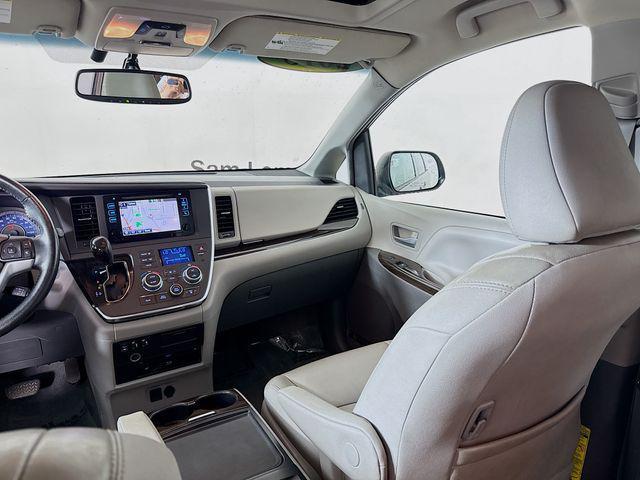 Photo of 2015 Gray Toyota Sienna