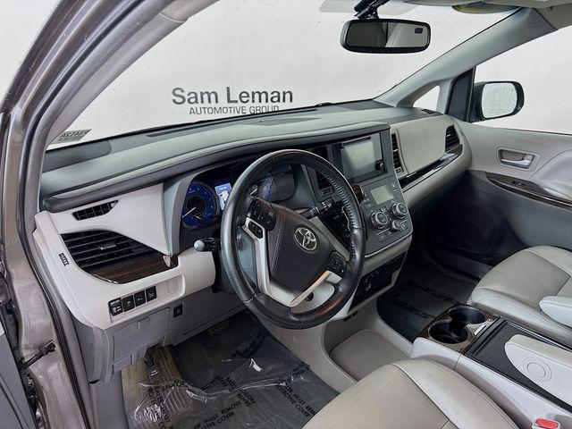 Photo of 2015 Gray Toyota Sienna