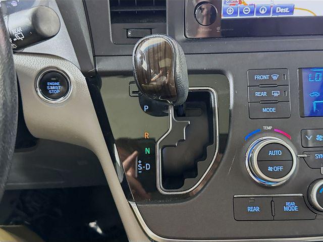 Photo of 2015 Gray Toyota Sienna