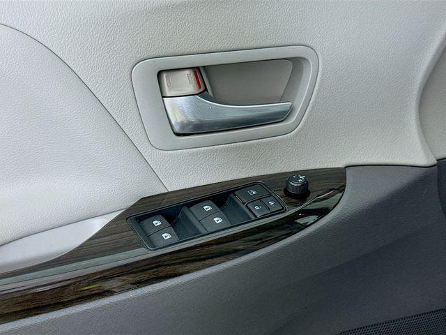 Photo of 2015 Gray Toyota Sienna