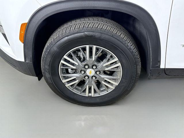 Photo of 2024 Summit White Chevrolet Traverse