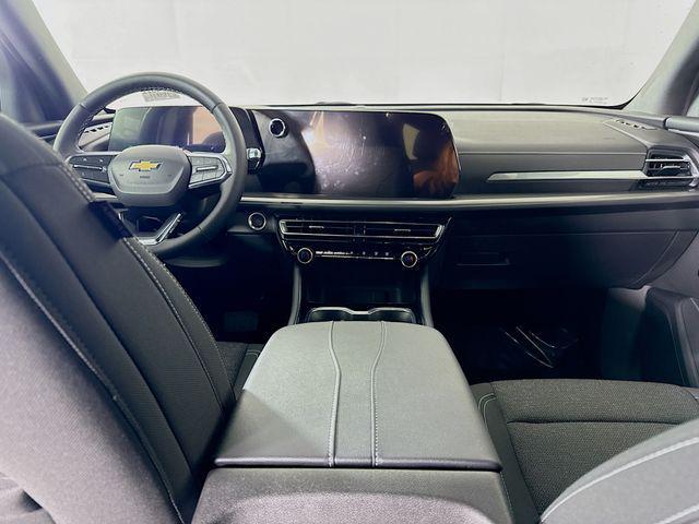Photo of 2024 Summit White Chevrolet Traverse