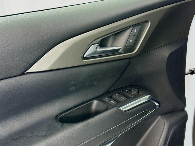 Photo of 2024 Summit White Chevrolet Traverse
