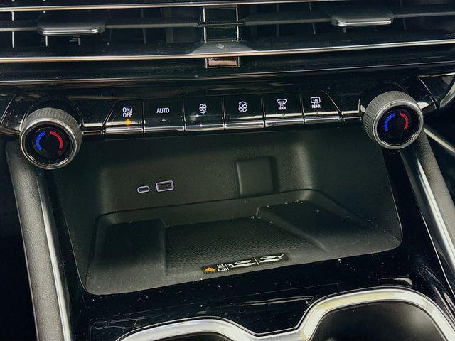 Photo of 2024 Summit White Chevrolet Traverse