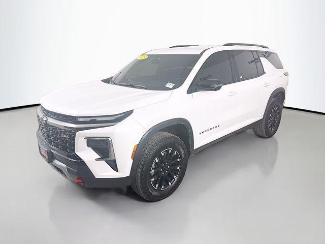 Photo of 2025 Iridescent Pearl Tricoat Chevrolet Traverse