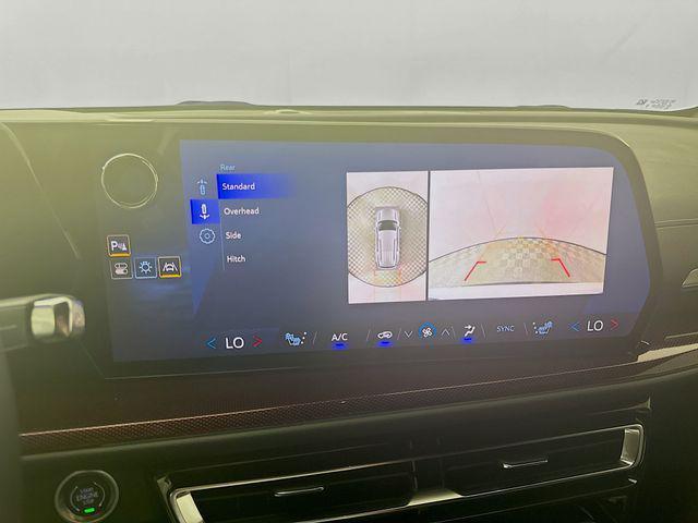 Photo of 2025 Iridescent Pearl Tricoat Chevrolet Traverse