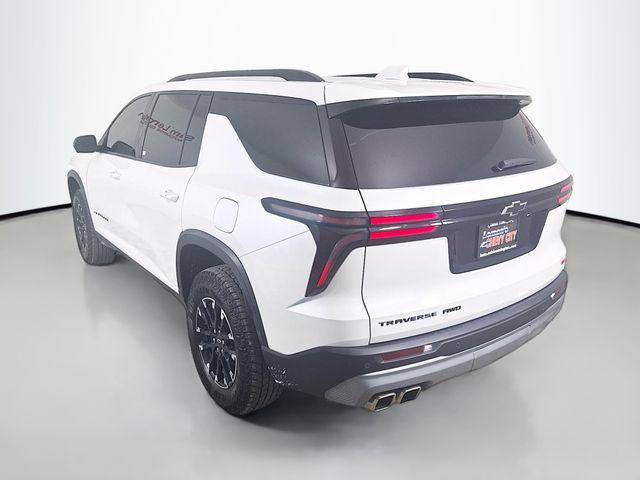 Photo of 2025 Iridescent Pearl Tricoat Chevrolet Traverse