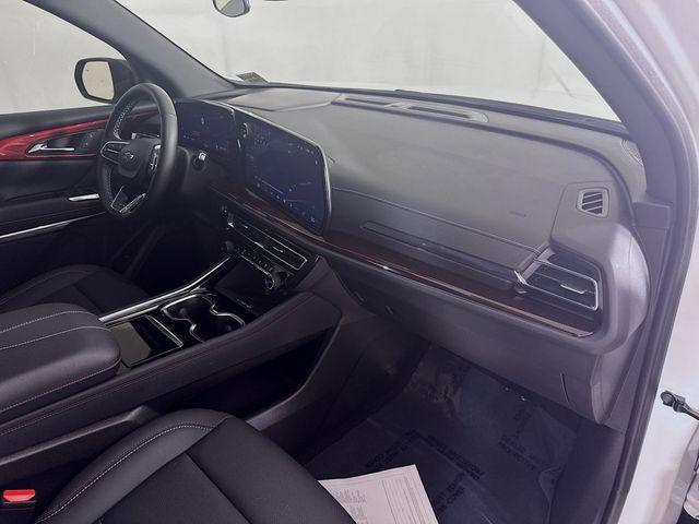 Photo of 2025 Iridescent Pearl Tricoat Chevrolet Traverse