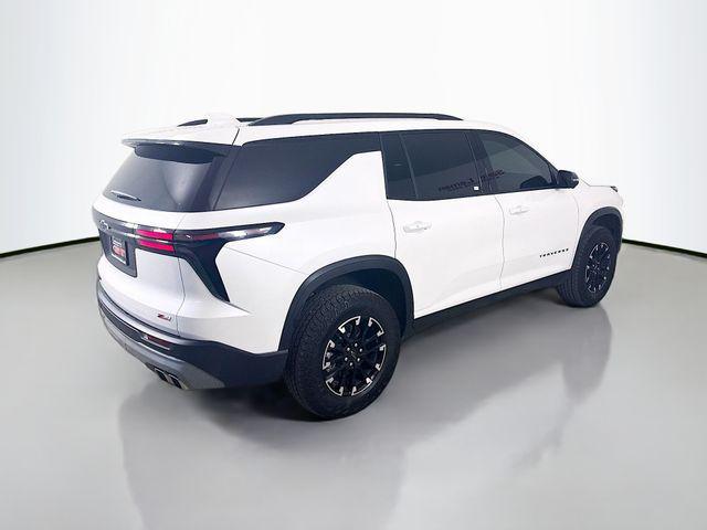 Photo of 2025 Iridescent Pearl Tricoat Chevrolet Traverse