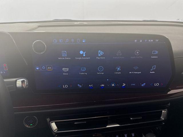 Photo of 2025 Iridescent Pearl Tricoat Chevrolet Traverse