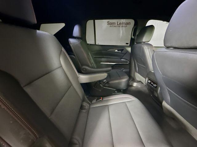 Photo of 2025 Iridescent Pearl Tricoat Chevrolet Traverse