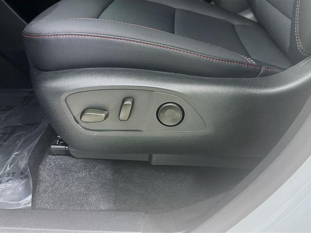Photo of 2025 Iridescent Pearl Tricoat Chevrolet Traverse