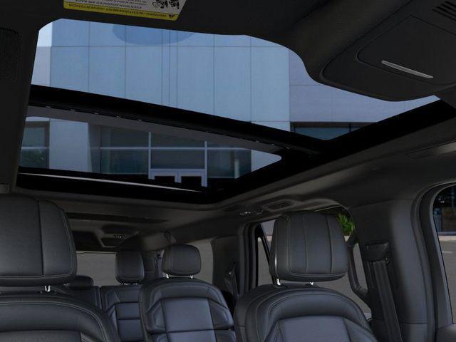 Photo of 2025 Pristine White Metallic Tri-Coat Lincoln Navigator