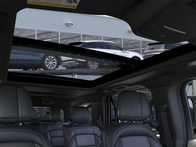 Photo of 2025 Starlight Gray Premium Colorant Lincoln Navigator