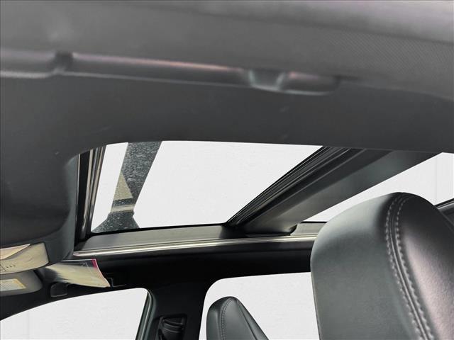Photo of 2022 Blizzard Pearl/Midnight Black Metallic Toyota RAV4 Hybrid