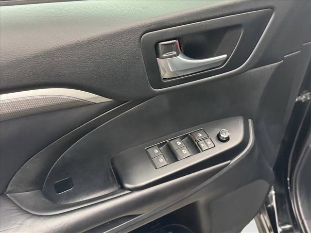 Photo of 2018 Midnight Black Metallic Toyota Highlander