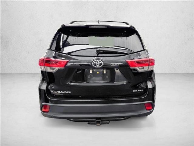 Photo of 2018 Midnight Black Metallic Toyota Highlander
