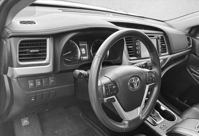 Photo of 2018 Midnight Black Metallic Toyota Highlander